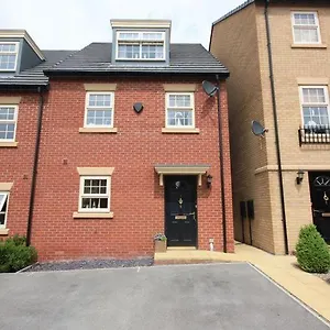 Cozy Haven: 3-bedroom With Free Parking, Wifi & Netflix , Castleford United Kingdom